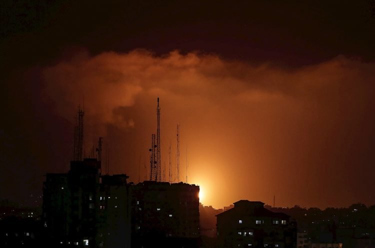Vista de una explosión de cohetes del ataque israelí en la ciudad de Gaza, en la Franja de Gaza, en Palestina. Foto: Mohammed Saber / EFE.