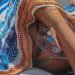Una paciente aislada por un posible caso positivo de COVID-19 recibe oxigenoterapia en un hospital de Ahmedabad, en la India. Foto: Divyakant Solanki / EFE.