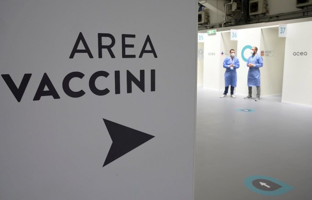 Centro de vacunación contra la COVID-19 en Italia. Foto: Claudio Peri / EFE.