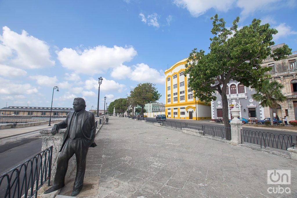 Estatua del poeta Nicolás Guillén, obra del escultor Enrique Angulo, en la Alameda de Paula, en La Habana. Foto: Otmaro Rodríguez.