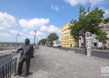 Estatua del poeta Nicolás Guillén, obra del escultor Enrique Angulo, en la Alameda de Paula, en La Habana. Foto: Otmaro Rodríguez.