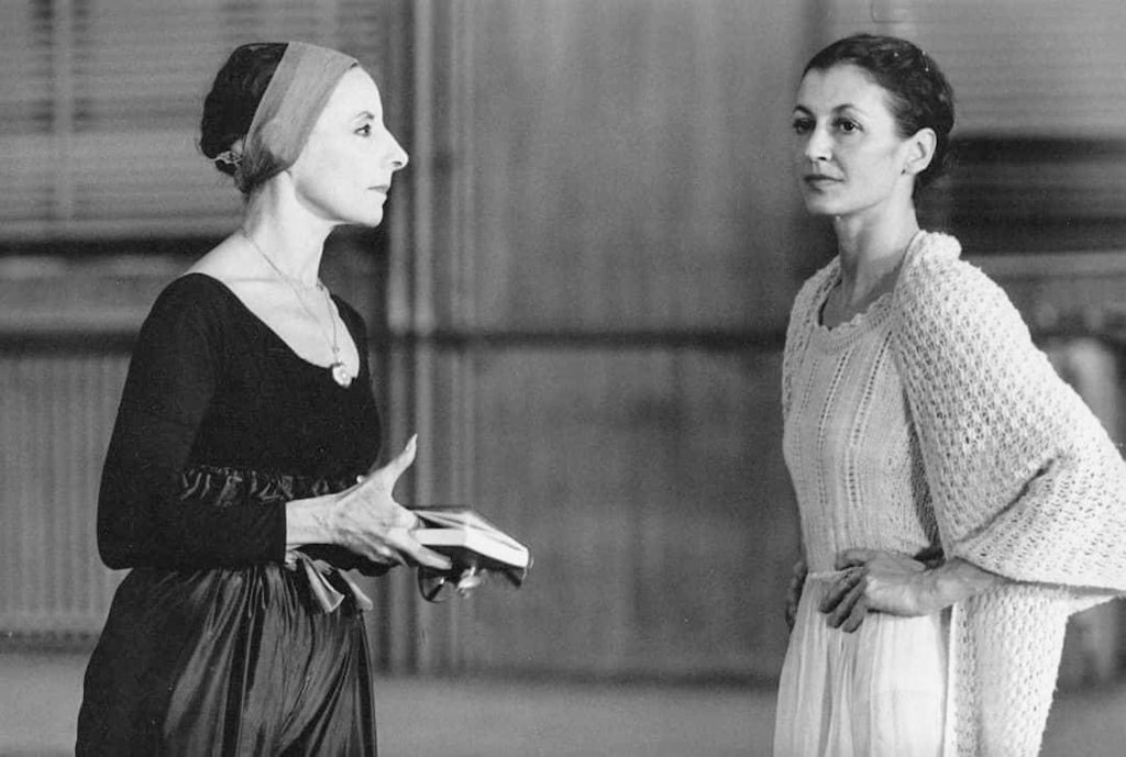 Alicia Alonso y Carla Fracci durante un ensayo. Foto: Angelo Cozzi vía Ballet Nacional de Cuba/Facebook.