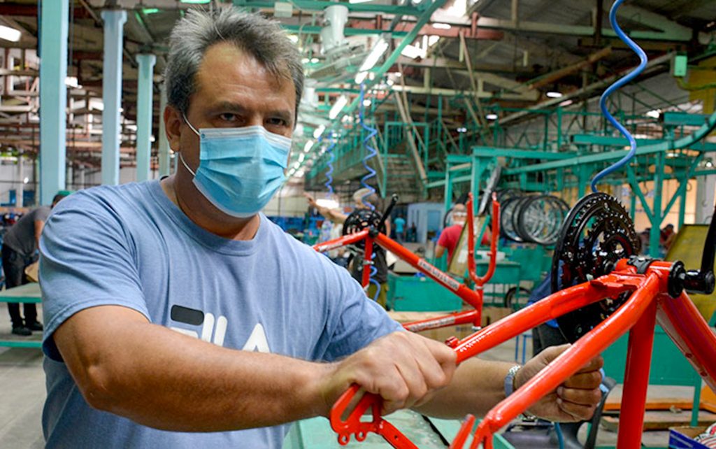 David Rodríguez, director adjunto de Ciclos Minerva, anunció que ya se ensamblan las primeras mil bicicletas, del modelo MTB 26. Foto: Vanguardia/ Ramón Barreras Valdés.