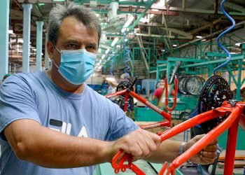 David Rodríguez, director adjunto de Ciclos Minerva, anunció que ya se ensamblan las primeras mil bicicletas, del modelo MTB 26. Foto: Vanguardia/ Ramón Barreras Valdés.