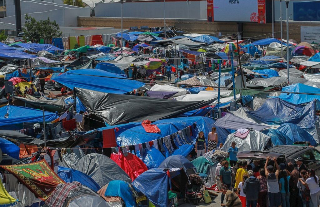 Fotografía de un campamento de migrantes el 4 de mayo de 2021 en la plaza cívica de la Garita el Chaparral, en Tijuana, estado de Baja California (México). Foto: EFE/ Joebeth Terriquez.