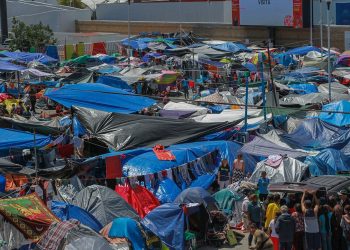 Fotografía de un campamento de migrantes el 4 de mayo de 2021 en la plaza cívica de la Garita el Chaparral, en Tijuana, estado de Baja California (México). Foto: EFE/ Joebeth Terriquez.