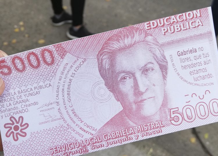 Foto tomada por la autora durante las movilizaciones del estallido social en noviembre 2019. Se muestra un billete que fue usado como crítica al mercado de la educación y como  reivindicación por el derecho a la misma, resignificando el billete chileno de 5000 pesos con la imagen de Gabriela Mistral.
