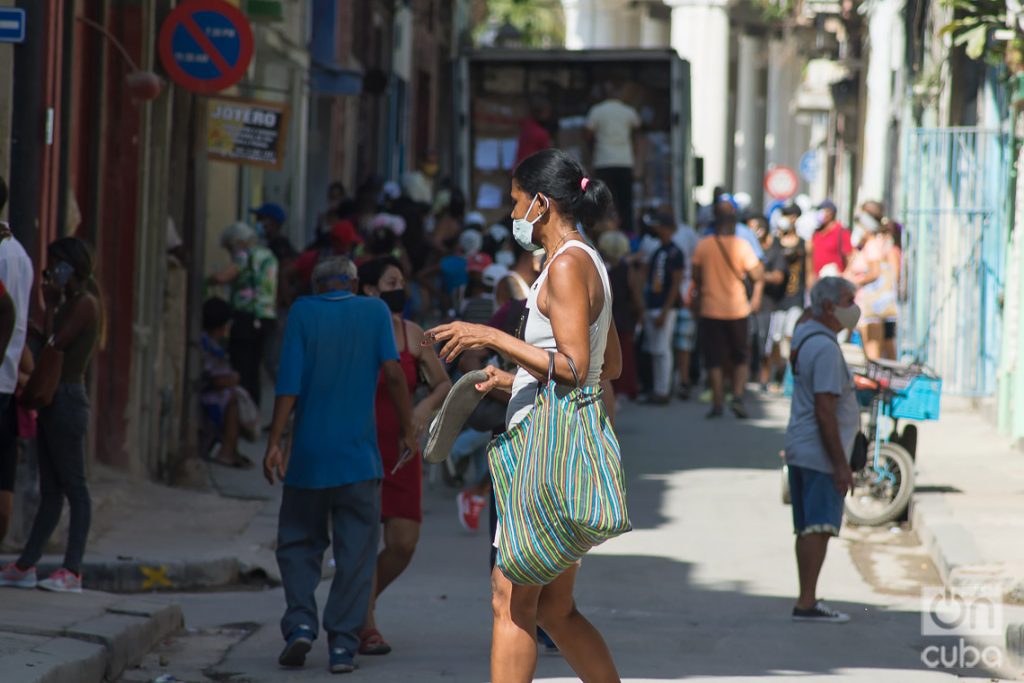 Personas en una calle de La Habana, durante la pandemia de la COVID-19. Foto: Otmaro Rodríguez / Archivo OnCuba.