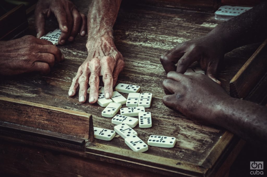 Una partida de dominó en Cuba. Foto: Kaloian / Archivo.