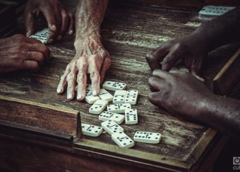 Una partida de dominó en Cuba. Foto: Kaloian / Archivo.