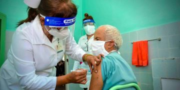 Aplicación de una dosis de una vacuna anticovid en Cuba. Foto: Juan Pablo Carreras / ACN.