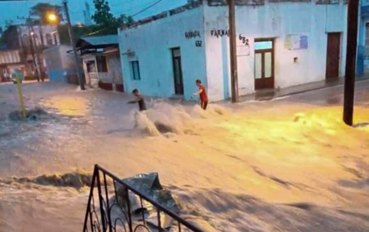 Inundaciones en Manzanillo, en la oriental provincia cubana de Granma, el 24 de mayo de 2021. Foto: José Ortiz / Facebook.