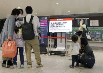 Personas esperando fuera de  la estación JR Sendai después de que un terremoto sacudiera el área deteniendo las líneas del tren bala. Foto:  KYODO.