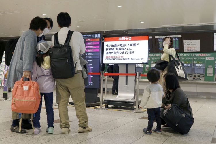 Personas esperando fuera de  la estación JR Sendai después de que un terremoto sacudiera el área deteniendo las líneas del tren bala. Foto:  KYODO.