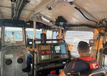 Fotografía cedida por la Guardia Costera estadounidense, en la que aparecen dos de sus miembros durante el rescate de varias personas el 27 de mayo, aproximadamente a 16 millas (25 km) al sur de Key West, Florida. Foto: Guardia Costera de EEUU.