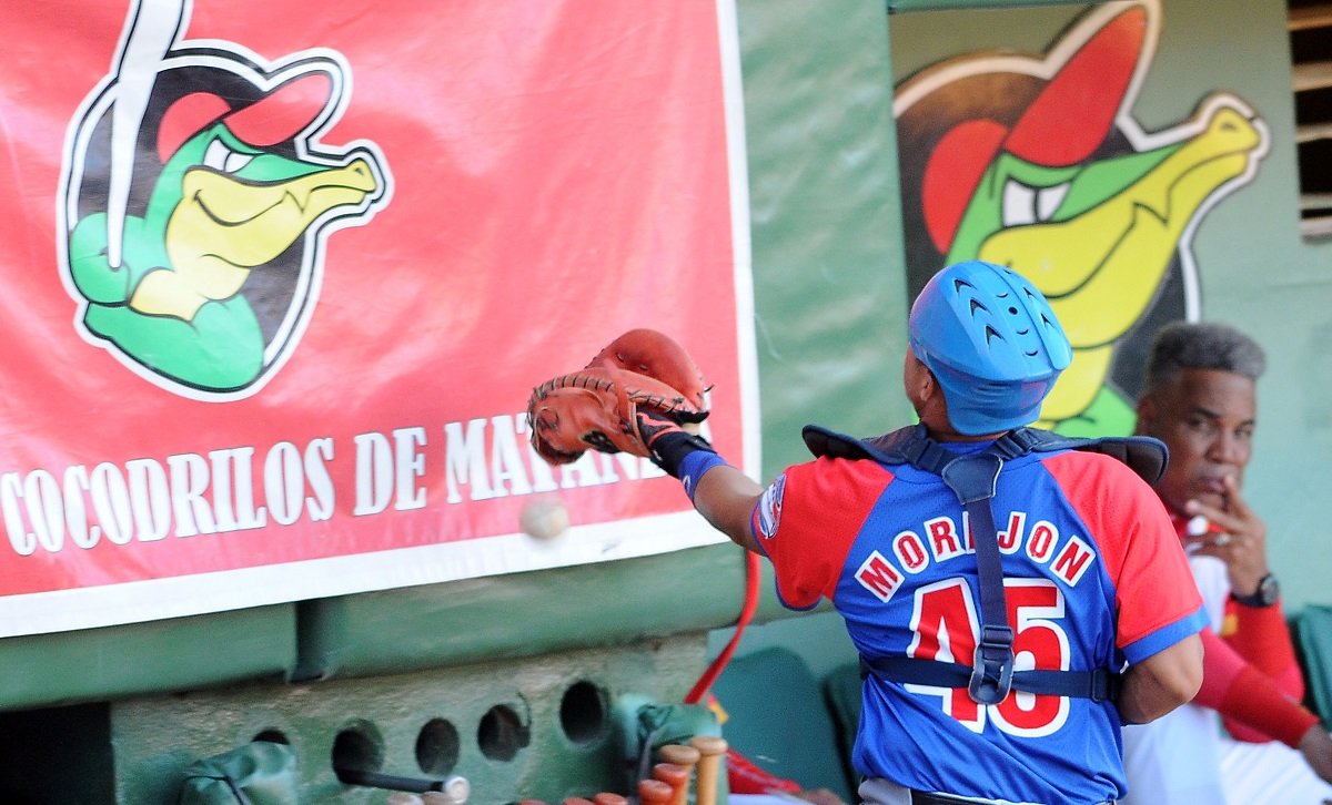 Frank Camilo Morejón has been Cuba’s most consistent defensive catcher in the last decade. Photo: Ricardo López Hevia.