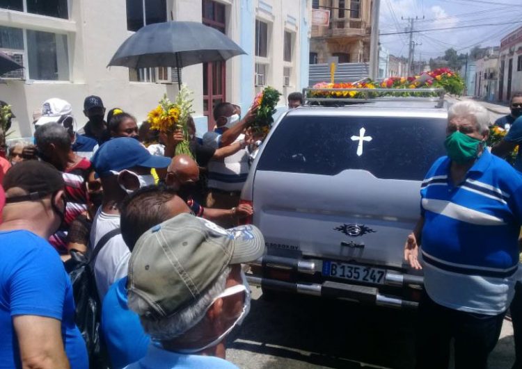 El cortejo fúnebre de "Neno" Mendoza en su ciudad natal, Manzanillo. Foto: Roberto Meza Matos/ Radio Rebelde.