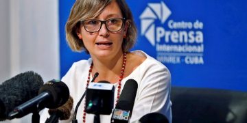 Elena Gentili, directora de Oxfam en Cuba, habla en conferencia de prensa hoy en La Habana, Cuba. Foto: EFE/ Ernesto Mastrascusa.