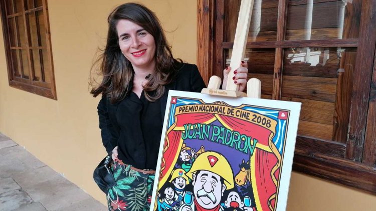 Silvia Padrón con un cartle alegórico a la obra de su padre Juan Padrón en los Premios Quirino 2021. Foto: rtve.es