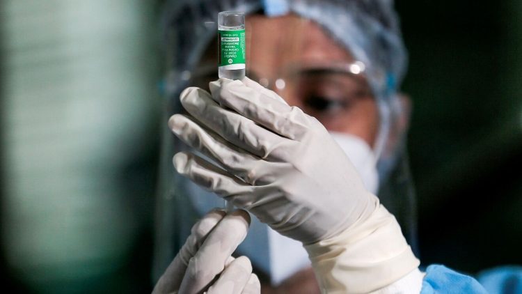 Una enfermera se prepara para aplicar una vacuna contra el Covid-19. | Archivo