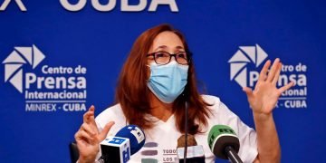 Mariela Castro Espín, directora del Centro Nacional de Educación Sexual (Cenesex) habla en la conferencia de prensa sobre la XIV jornada cubana contra la homofobia y la transfobia, en La Habana, el 4 de mayo de 2021. Foto: Ernesto Mastrascusa / EFE.