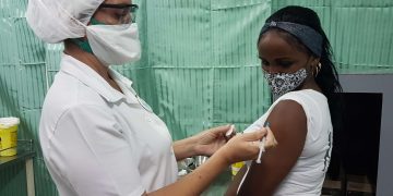 Una adolescente cubana recibe una dosis de la vacuna anticovid Abdala, en Santiago de Cuba. Foto: Sierra Maestra / Archivo.