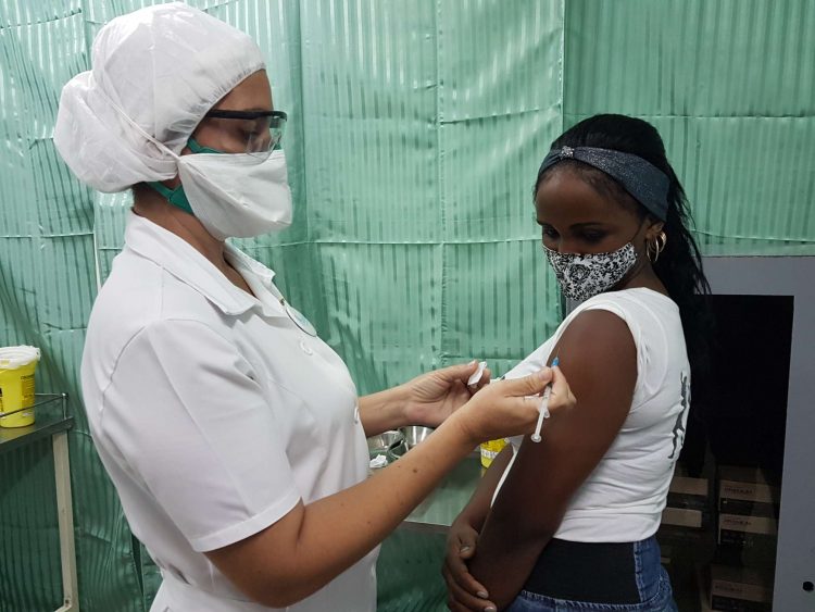 Una adolescente cubana recibe una dosis de la vacuna anticovid Abdala, en Santiago de Cuba. Foto: Sierra Maestra / Archivo.