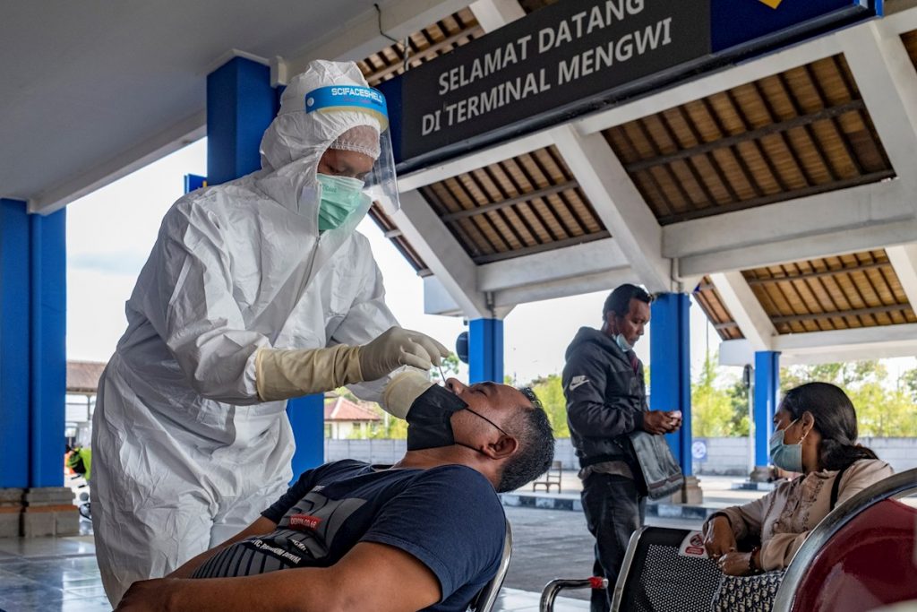Un sanitario realiza un test para detectar el coronavirus en Denpasar, Indonesia. Foto: Made Nagi / EFE.