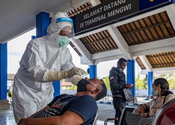 Un sanitario realiza un test para detectar el coronavirus en Denpasar, Indonesia. Foto: Made Nagi / EFE.