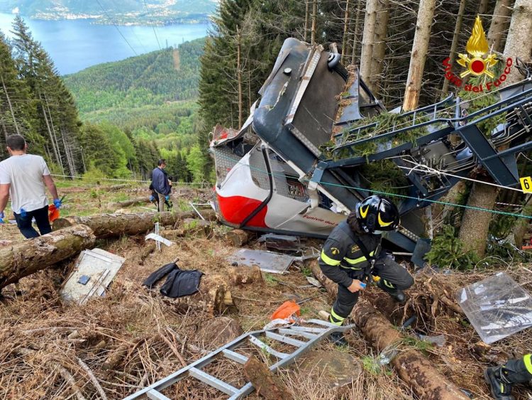 Rescatistas junto a un teleférico accidentado en Piamonte, Italia, hecho que dejó al menos una docena de fallecidos. Foto: Servicio italiano de bomberos y salvamento / EFE.