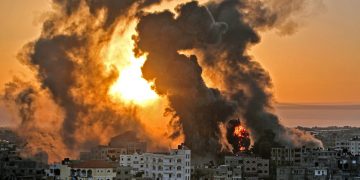 Edificio en llamas luego de ser alcanzado por un misil en Gaza Foto: Youssef Massoud/ AFP, vía La Nación.