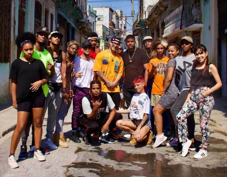 Los Datway junto al cantante Yomil en las calles de Centro Habana, donde presentan buena parte de sus coreografías. Foto: perfil de instagram oficial del grupo.