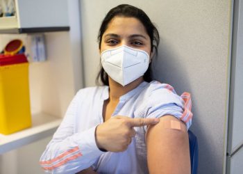 No se puede medir la eficacia de la vacuna en el organismo basándose en lo que se puede detectar desde el exterior. Foto: Luis Alvarez/DigitalVision via Getty Images