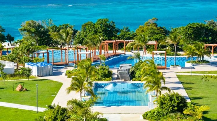El hotel Almirante, primer resort de sol y playa del grupo Cubanacán en el oriente de Cuba, con categoría cinco estrellas, será el nuevo atractivo del balneario de Guardalavaca, en Holguín. Foto: ACN/Juan Pablo Carreras.