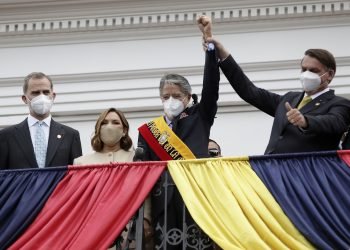 Foto: Guillermo Lasso (centro) toma posesión en Ecuador. A su derecha, el presidente derechista brasileño Jair Bolsonaro. Foto: tomada de El País/Brasil.