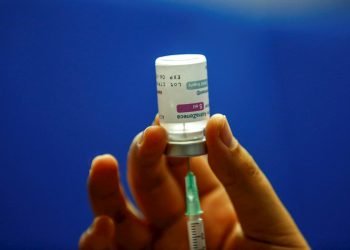 Un sanitario prepara dosis de la vacuna contra la COVID-19 de AstraZeneca. Foto: AHMAD YUSNI/EFE/EPA.