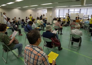 Decenas de personas esperan su turno en el recién abierto centro de vacunación masiva en Tokio, este 24 de mayo. Foto: Carl Court/ EFE/EPA.