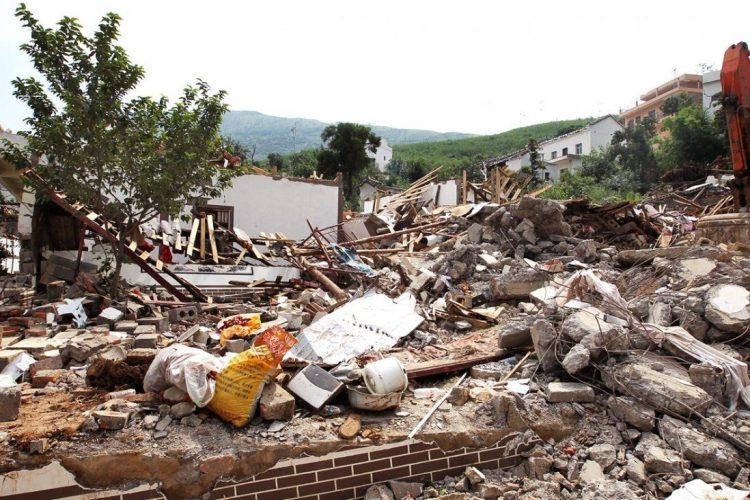 Restos de una vivienda en Yunnan en el terremoto de 2014. Foto: Simon Song