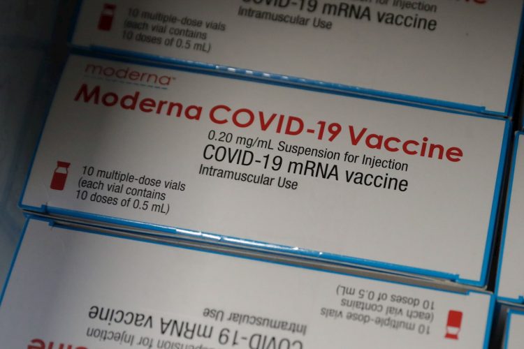 Cajas de la vacuna anticovid de la farmacéutica estadounidense Moderna. Foto: Stephanie Lecocq / EFE / Archivo.