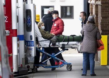 Una paciente con COVID-19 es trasladada a un hospital en EE.UU. Foto: Justin Lane / EFE / Archivo.