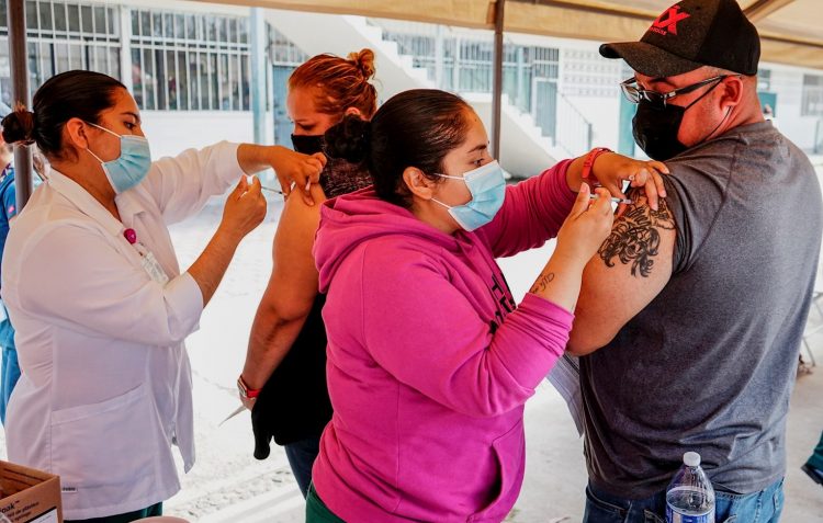 Personal de salud aplica la vacuna contra la COVID-19 de Johnson & Johnson, en el centro de vacunación instalado en la Primaria Miguel F. Martínez de la ciudad de Tijuana, estado de Baja California. Foto: Joebeth Terriquez / EFE.
