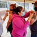 Personal de salud aplica la vacuna contra la COVID-19 de Johnson & Johnson, en el centro de vacunación instalado en la Primaria Miguel F. Martínez de la ciudad de Tijuana, estado de Baja California. Foto: Joebeth Terriquez / EFE.
