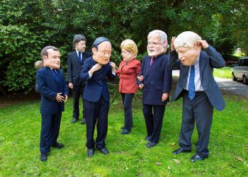 Manifestantes protestan con caretas de los líderes del G7 durante una manifestación en St. Ives, Cornualles, Gran Bretaña. Foto: Jon Rowley / EFE.