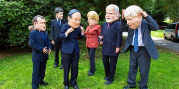 Manifestantes protestan con caretas de los líderes del G7 durante una manifestación en St. Ives, Cornualles, Gran Bretaña. Foto: Jon Rowley / EFE.