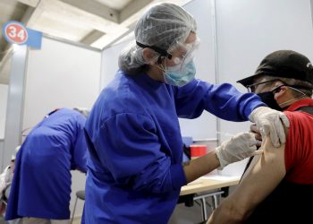 Un hombre recibe una vacuna contra la COVID-19 en Bogotá, Colombia. Foto: Carlos Ortega / EFE / Archivo.