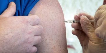 Un hombre recibe una dosis de una vacuna anticovid en Florida, EE.UU. Foto: Cristóbal Herrera / EFE / Archivo.