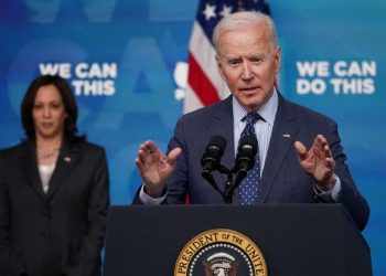 El presidente Biden declara el mes de junio decisivo en la lucha contra el coronavirus. Al fondo, la vicepresidenta Kamala Harris. Foto: AFP.