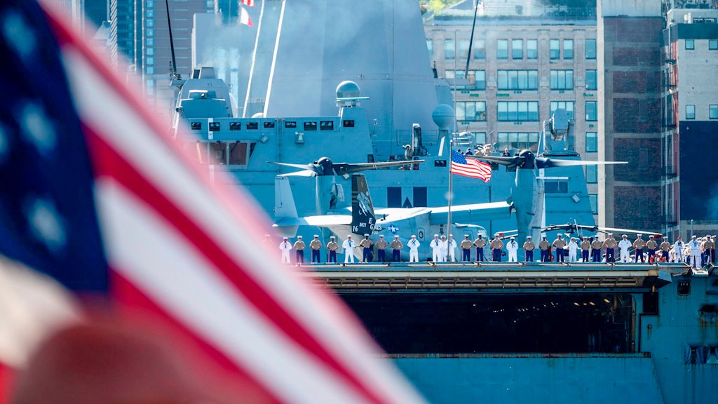 Soldados y marineros en la cubierta de un buque de la Armada estadounidense. Foto: Johannes Eisele/AFP/Archivo.