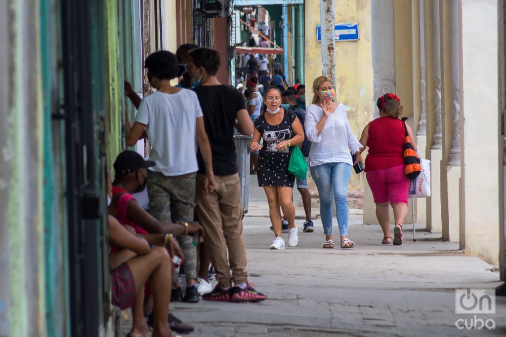 Personas en la calle Reina, en La Habana. Foto: Otmaro Rodríguez.
