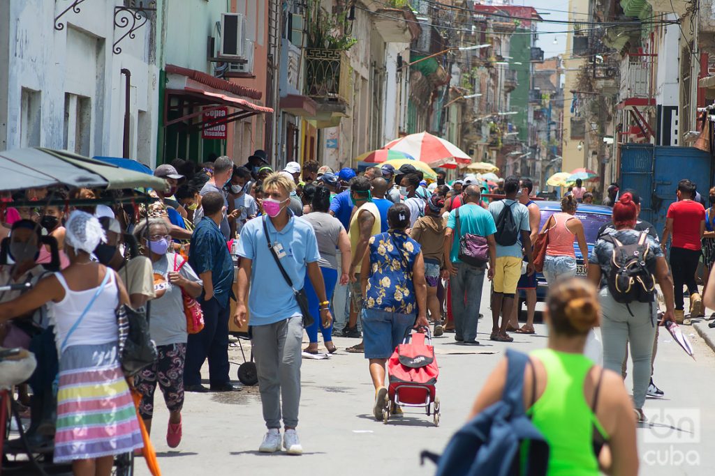 Personas en una calle de La Habana en el actual rebrote de la COVID-19. Foto: Otmaro Rodríguez.